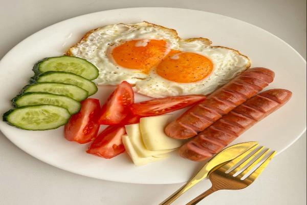 Яйца жареные с овощами и сыром